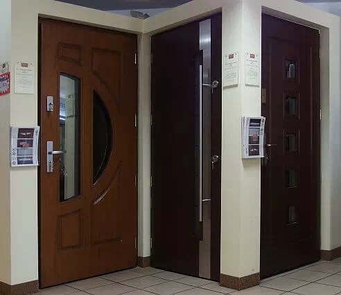 Ekspozycja salonu sprzedaży i wymiany drzwi zewnętrznych w Łapach